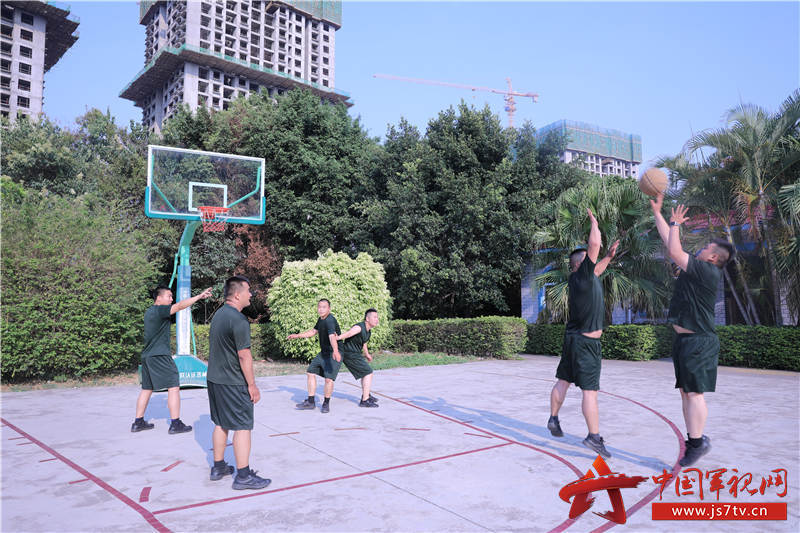 组织业余篮球比赛 赵雨杰摄