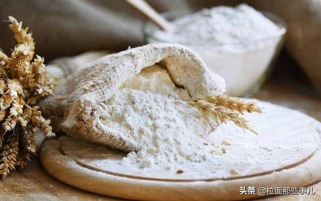 买面粉时，要区分“12.2”和“11.0”，差别很大，搞懂再买不吃亏（面粉蛋白质11.2是什么粉）
