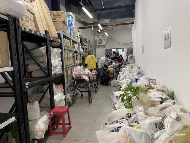 记者直击商超外卖平台保障市民物资供给：拣货员“逛”商超 骑手跑单秘诀“一直跑”