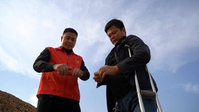 点亮自强自立“心灯”（自强不息残疾人创业事迹）