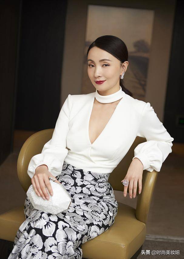 47岁小陶虹身材真好，白色深V衬衫配印花包臀裙，身材比例太出众（陶虹紧身裙）
