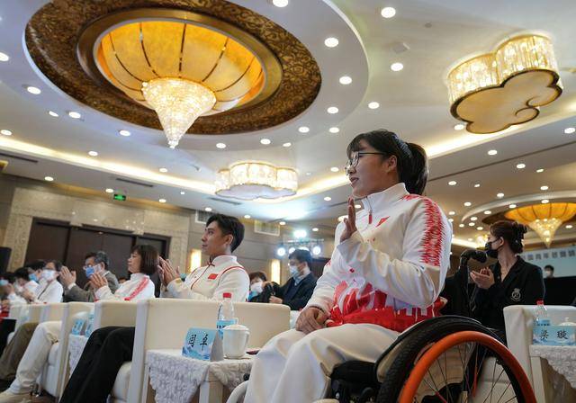 六位中国冰雪冠军揭秘：为什么拿金牌的是我们（六位中国冰雪冠军揭秘:为什么拿金牌的是我们的冬奥）